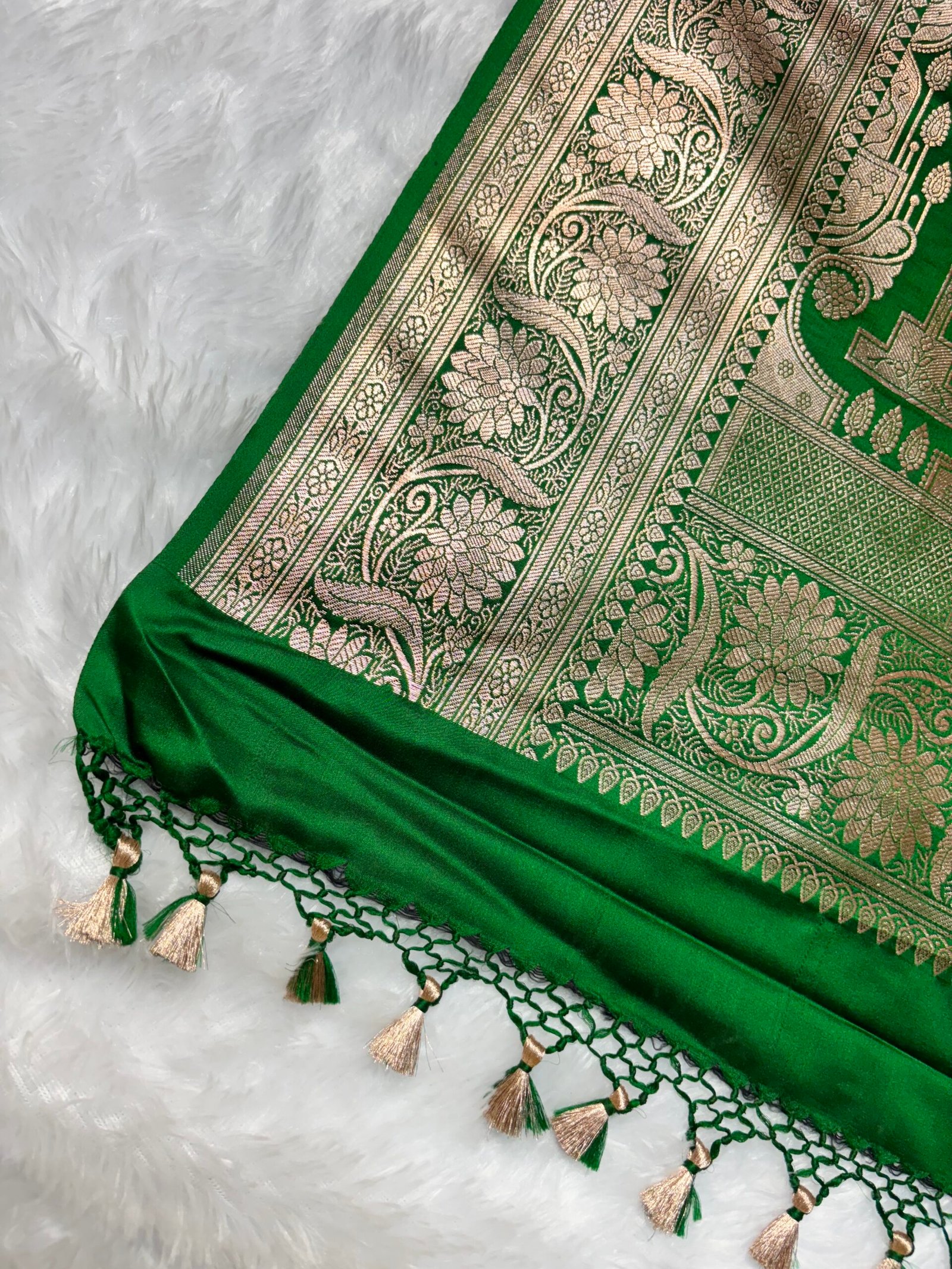 Emerald Green Plain Banarasi Satin Silk Saree-Design Close Up