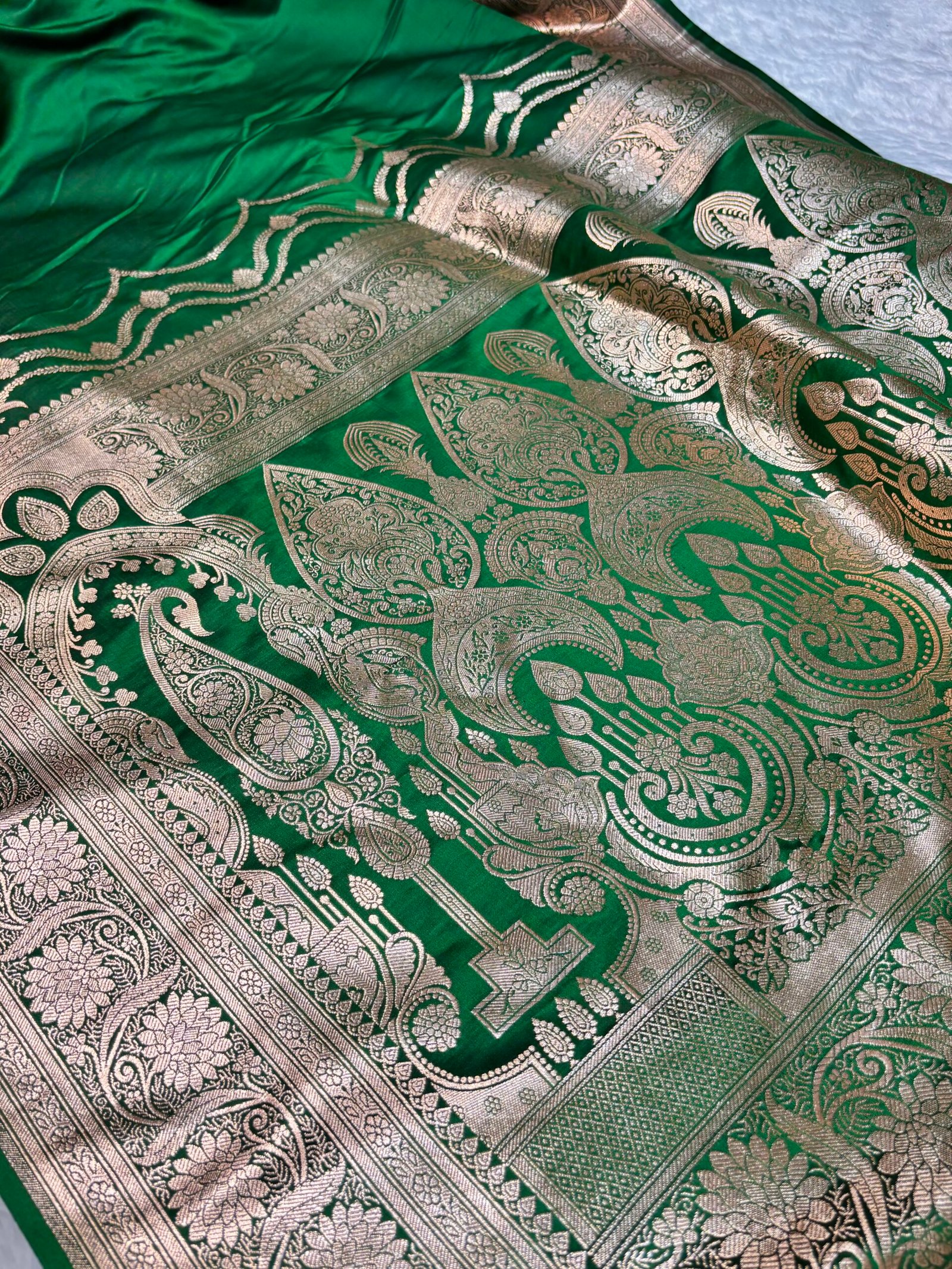 Emerald Green Plain Banarasi Satin Silk Saree-Pallu Detail