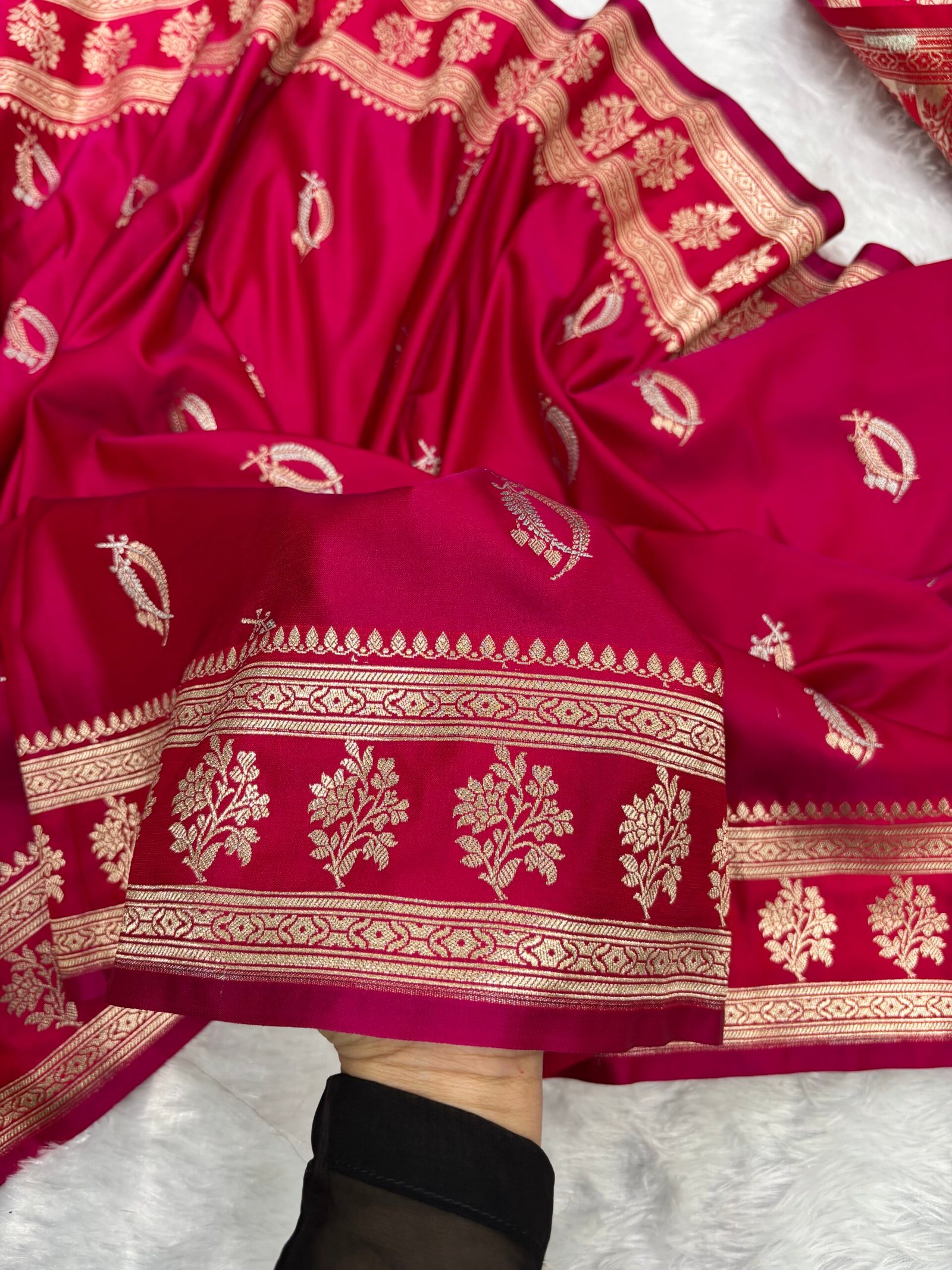 Rani Pink Mashru Silk Banarasi Saree-Border Detail